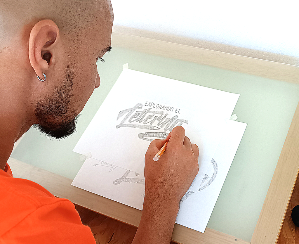 Retrato de Ricardo patino dibujando la palabra Lettering